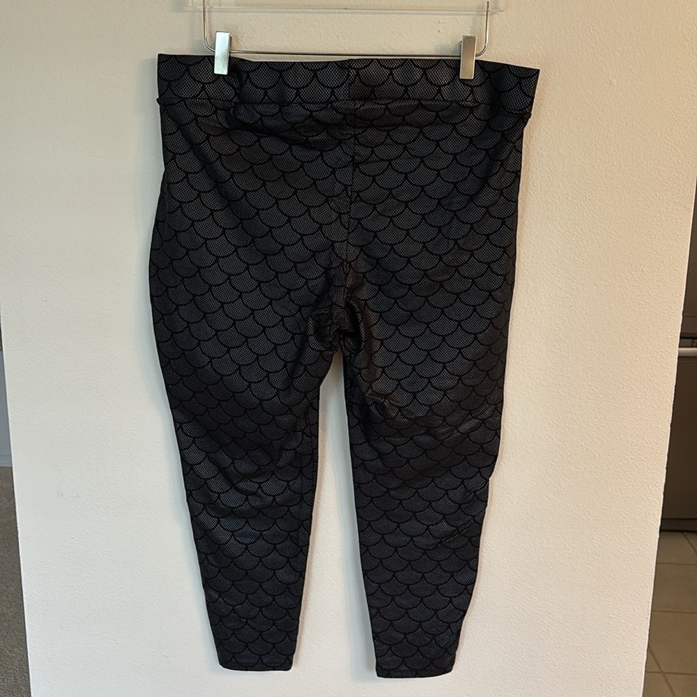 Torrid Black And Gray Scale Pattern Leggings - image 6